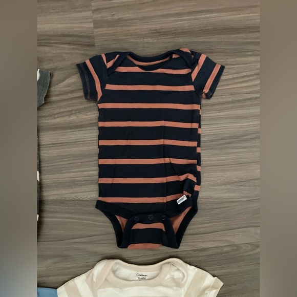 Gerber baby boy 4 piece bundle of multicolor onesies size 6-9 months - Picture 5 of 8